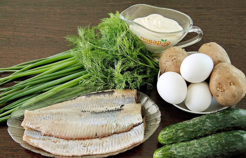 1. Этап. Салат Зеленая шуба: Подготовьте все ингредиенты. Селедку разделайте на филе, отварите в мундире картофель и сварите яйца.