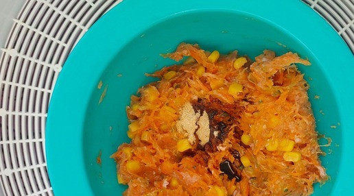 1. Этап. Котлеты из индейки в стиле Спорт-шик: Добавить соевый соус и чеснок. Все тщательно вымесить. Удобнее и проще сделать это рукой.