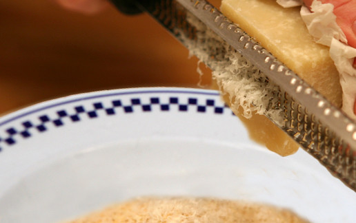 1. Этап. Кабачки в кляре в духовке: Панировочные сухари соедините с тертым сыром.