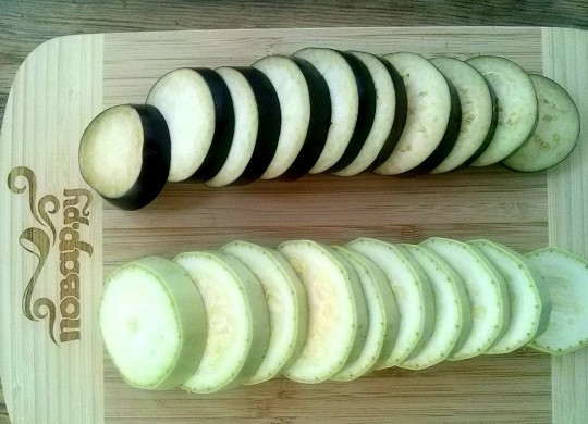 1. Этап. Мильфей: Баклажан и кабачок помойте и нарежьте кружочками по 1 см. толщиной.