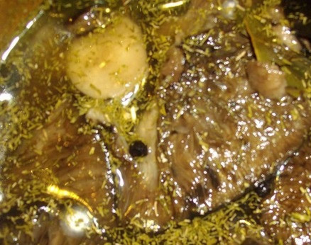 1. Этап. Соленые грузди в сметане: Грузди нужно вымачивать в воде 4 дня, меняя каждый день воду. Затем грибы тщательно промываются и выкладываются слоями с солью. Через каждых 2 слоя добавляем специи: укроп, чеснок, лавровый лист, горошины перца. Последний слой засыпается солью. Хранить под прессом 45 суток в прохладном месте.