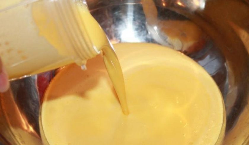 1. Этап. Воздушный бисквит для торта: Когда смесь получилась однородной и гладкой, перелейте ее в удобную широкую емкость.