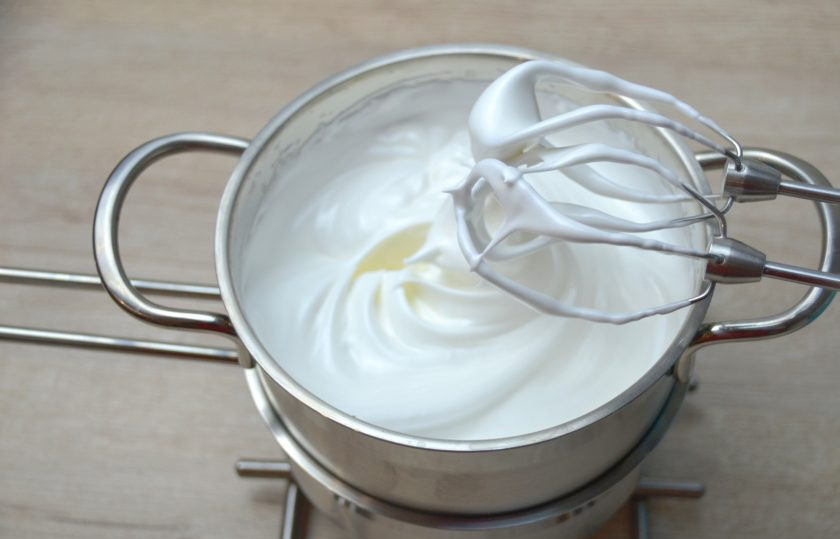 1. Этап. Американский лимонный пирог: Взбивайте белки до устойчивых пиков. Снимите взбитые белки с 