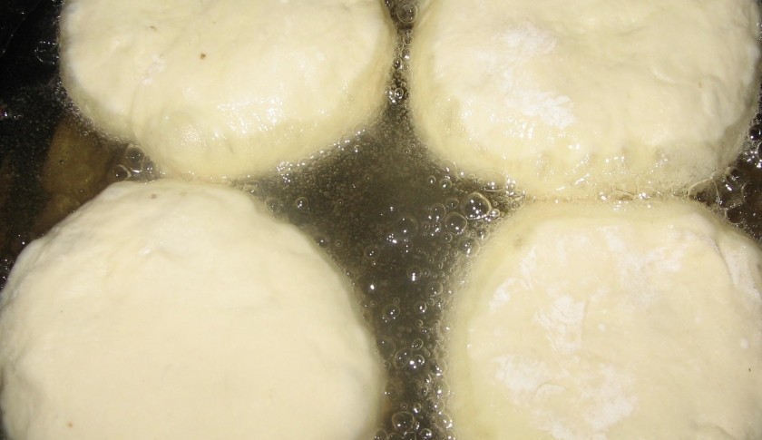 1. Этап. Тесто на беляши: 3. Вот, собственно, и все! Выбираем начинку, помещаем ее в центр лепешки и защипываем края. Обжарим на растительном масле с двух сторон.