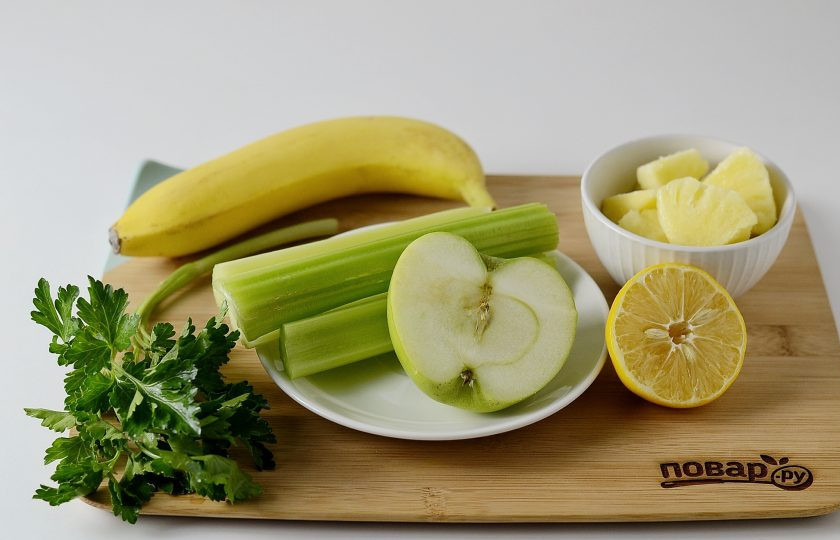 1. Этап. Смузи из сельдерея: Подготовьте все ингредиенты.