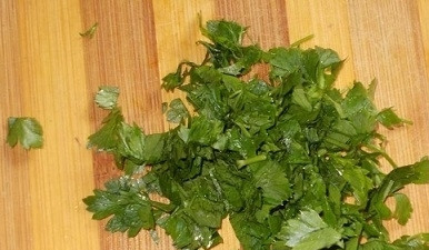 1. Этап. Красная фасоль в горшочке: 4. Зелень кинзы нарубаем помельче.