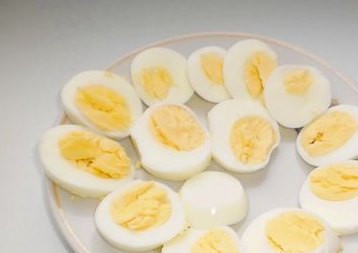 1. Этап. Гренки со шпротами: Яйца отвариваем вкрутую и нарезаем их на тонкие пластины.