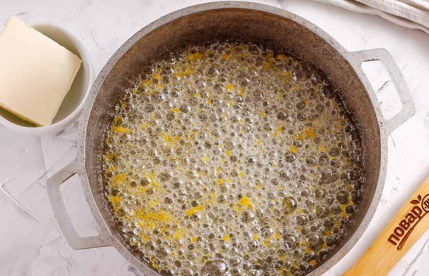 1. Этап. Лимонная карамель: Влейте в емкость воду и перемешайте, поместите на плиту и доведите до кипения. Убавьте нагрев до умеренного и изредка перемешивайте карамель.