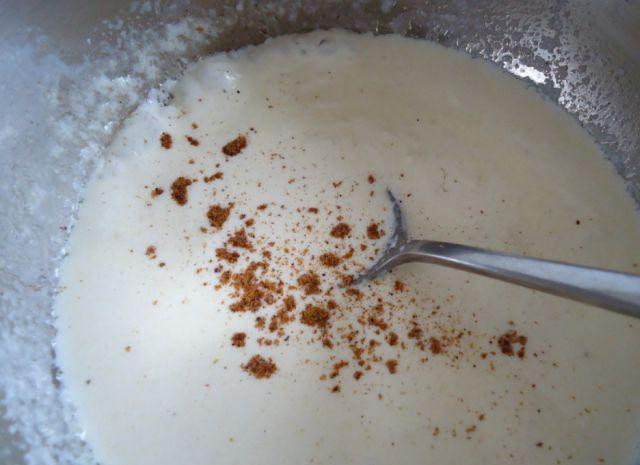 1. Этап. Жареная семга: Добавляем специи и сливки, а затем взбиваем при помощи венчика, продолжая прогревать соус на огне. Как только загустеет - снимаем с огня, соус готов.