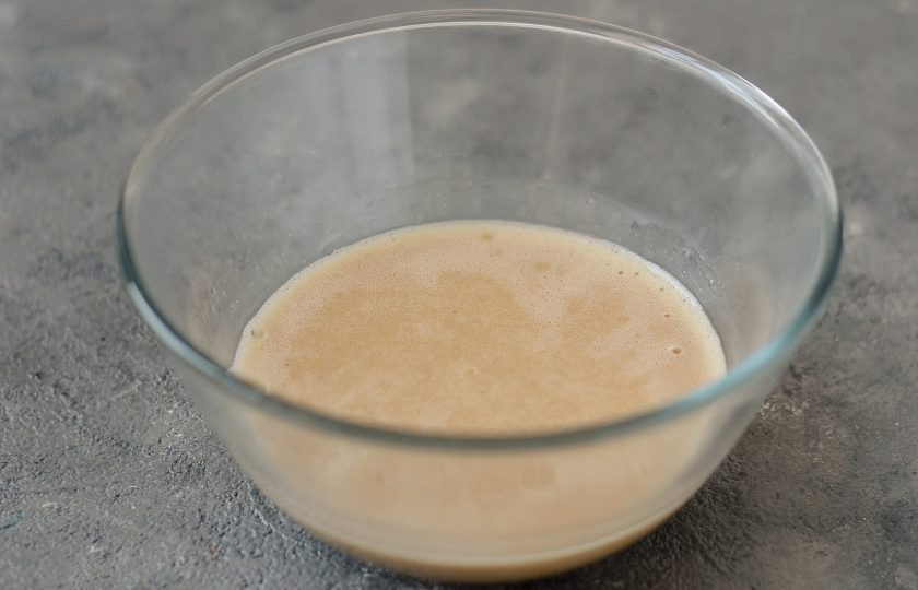 1. Этап. Морковный торт с грушей: В другой миске взбейте молоко, коричневый сахар и растительное масло миксером до однородной консистенции. Когда сахар полностью растворится, добавьте уксус. Взбейте еще раз.