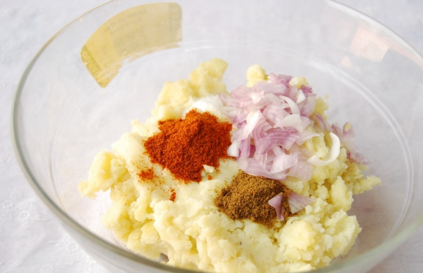 1. Этап. Алу паратха: Оставьте тесто в тёплом месте на час. Теперь картофельная начинка. Сварите картофель, лучше заранее. Разомните его. Добавьте специй и рубленный лук. Перемешайте.