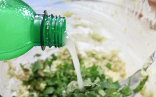 1. Этап. Салат с авокадо и курицей: Добавьте свежую зелень и немного лимонного сока. Перемешайте - и салат с авокадо и курицей готов!