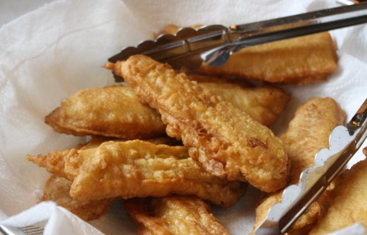 1. Этап. Бананы в кляре простые: 7. Переложите на салфетку, чтобы избавиться от лишнего жира, подавайте.