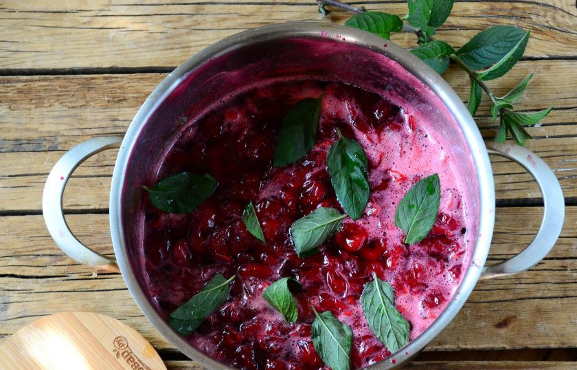 1. Этап. Вишневое варенье с мятой: Когда выделится достаточно сока, поставьте кастрюлю на медленный огонь и доведите до кипения. Сока станет еще больше, варенье будет жидким. Отправьте в кастрюлю листики мяты и варите на медленном огне 10 минут. Затем снимите с огня и оставьте на 2-3 часа. После этого снова вскипятите варенье и проварите на медленном огне 10 минут, помешивая деревянной ложкой. Если вы используете большее количество ягод, то варить их следует дольше.