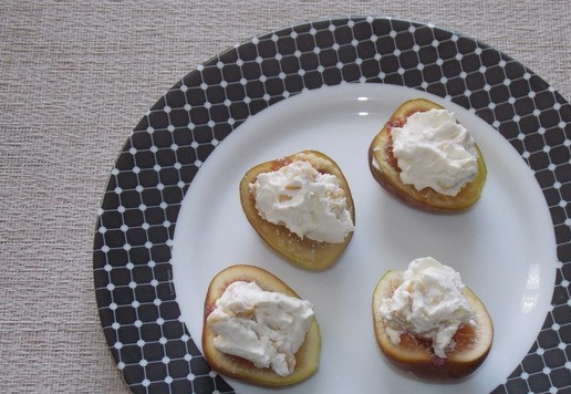 1. Этап. Десерт из инжира с печеньем: На каждую половинку инжира выложить начинку.