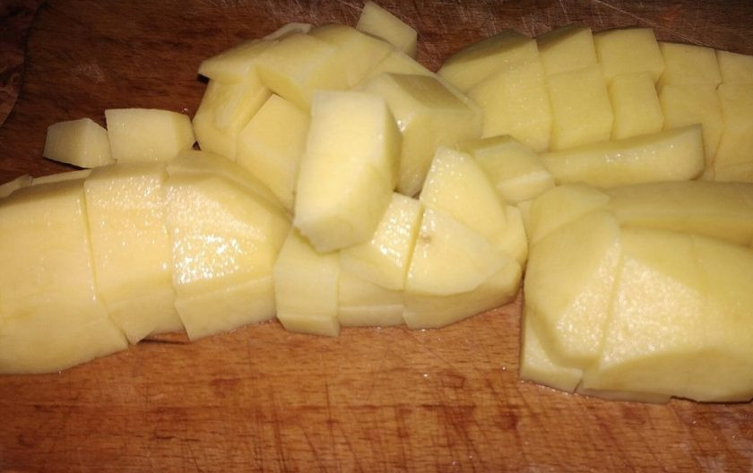 1. Этап. Суп из хека с рисом и яйцом: 6. Когда рис закипит и поварится несколько минут, добавьте нарезанный кубиками картофель.