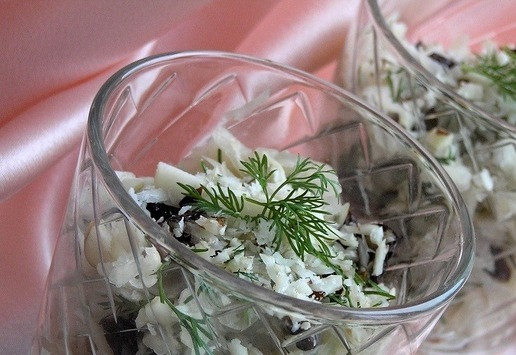 1. Этап. Салат из квашеной капусты с черносливом: Украсьте веточкой укропа и подавайте.