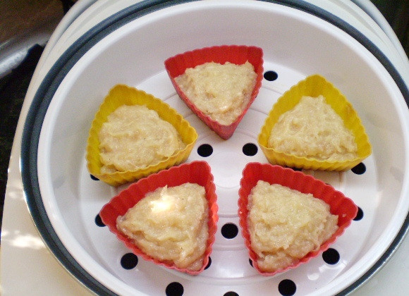 1. Этап. Куриное суфле для детей: На дно пароварки налейте несколько стаканов воды. Установите сетку с суфлешками. Включите таймер на 45 минут. Закройте крышку.