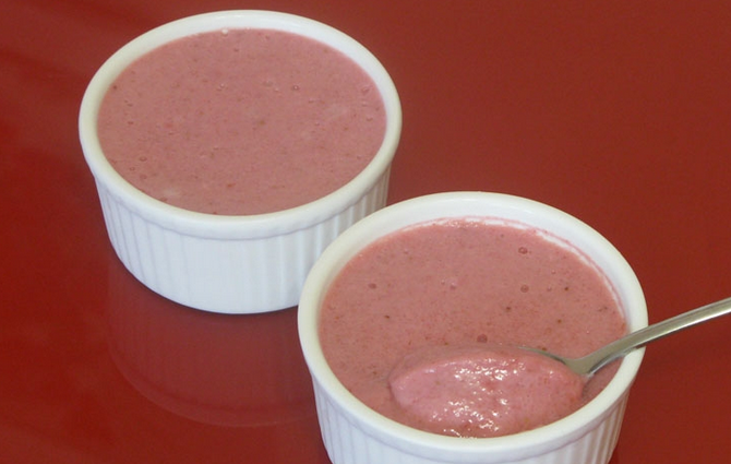 1. Этап. Земляничное суфле: Разлейте в красивую посуду для подачи и поместите суфле в холодильник для застывания. Через 3-4 часа суфле будет готово. Приятного аппетита!