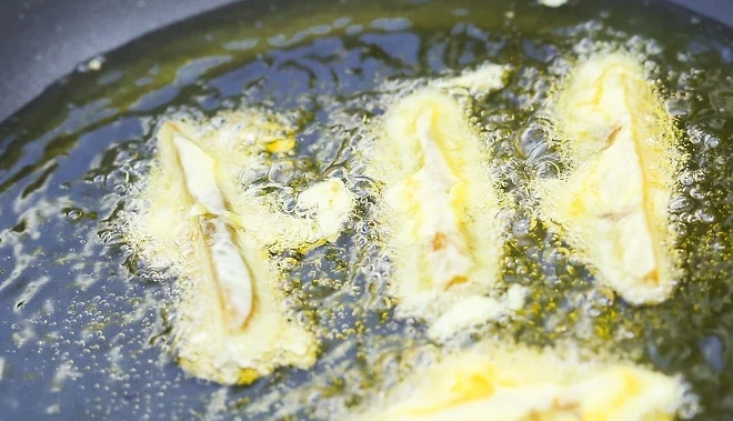 1. Этап. Маринованные огурчики в кляре: 4. И выложите в масло. Жарьте до румяной корочки.