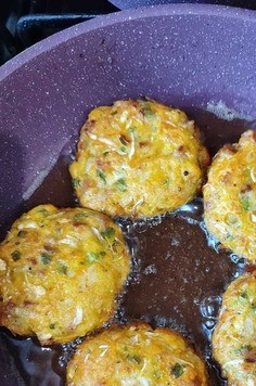 1. Этап. Овощные оладьи с мясом: Обжариваю с двух сторон до насыщенно золотистой корочки, по два раза с той и другой стороны, чтобы 