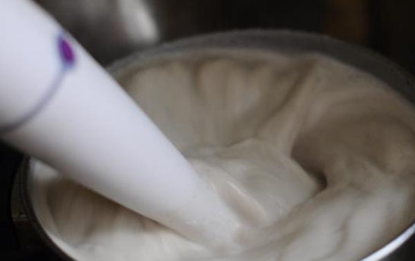 1. Этап. Сырный крем-суп с грибами: Когда сыр начнет плавиться, добавьте в суп мускатный орех, соль по вкусу, сливки и снова взбейте блендером. Доведите до кипения.