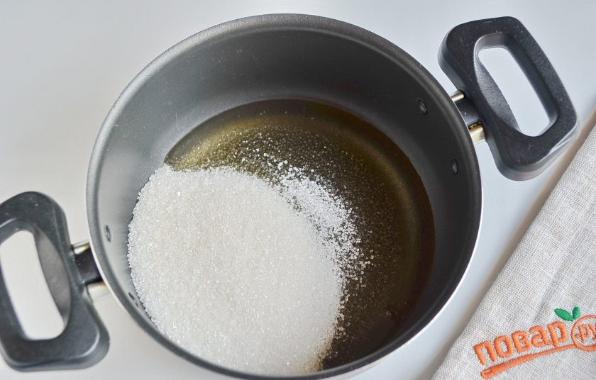 1. Этап. Торт Биткойн: 2. Сахар соедините с медом и поставьте на маленький огонь, пусть прогреваются, сахар должен растаять.