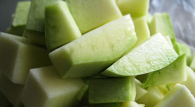 1. Этап. Телятина с кабачками: Кабачки нарезаем большими ломтиками.