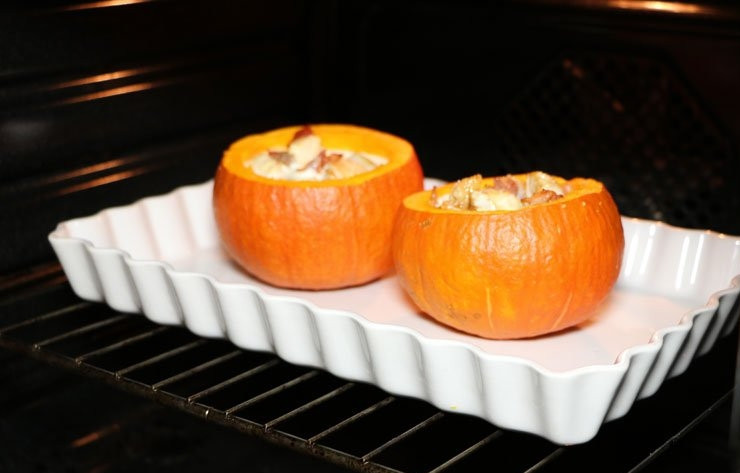 1. Этап. Тыква с мясом: Отправьте тыквы в разогретую до 180 градусов духовку на 40 минут. Тыква с мясом готова. Приятного аппетита!