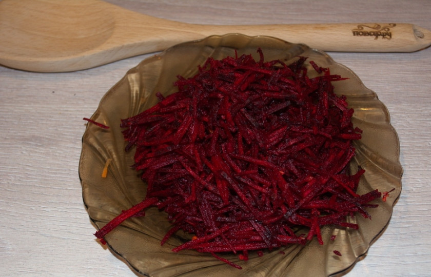 1. Этап. Свекольник на курином бульоне: 3. Свеклу очистищаем и натираем на терке для корейской морковки.