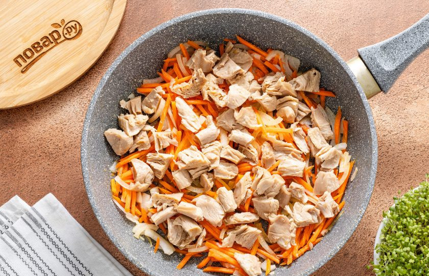 1. Этап. Тушеная капуста с соевым мясом: Соевое мясо нарежьте по необходимости на небольшие кусочки и добавьте в сковороду. Жарьте все вместе 5-6 минут до мягкости и золотистого цвета овощей.