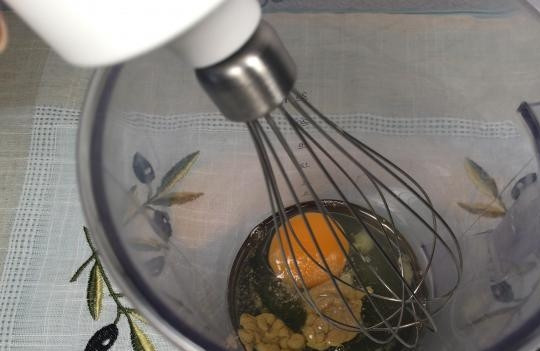 1. Этап. Салат Печень под шубой: Для соуса в блендере соедините и смешайте чайную ложку соли, горчицу и яйцо. Взбейте ингредиенты на высокой скорости.