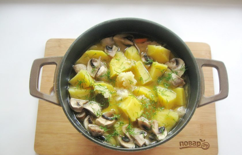 1. Этап. Курица с грибами в казане: Тушите курицу с грибами под крышкой на среднем огне до готовности всех ингредиентов 20-25 минут. После добавьте измельченный чеснок и укроп.