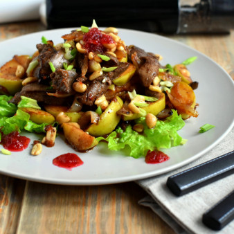 Салат с куриной печенью и яблоком