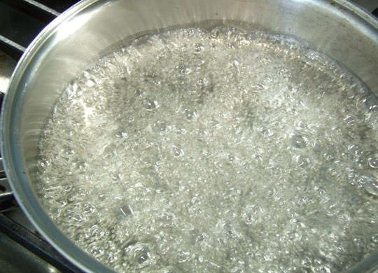 1. Этап. Огуречный лимонад: Первым делом советую вам вскипятить всю воду. Один стакан воды возьмем для приготовления сиропа, а остальную поставим остужаться. Итак, делаем сироп. наливаем в кастрюлю стакан воды и засыпаем стакан сахара. Помешивая, доводим до кипения и варим минутки 2, пока сахар не растворится. Убираем с плиты, пусть остывает.