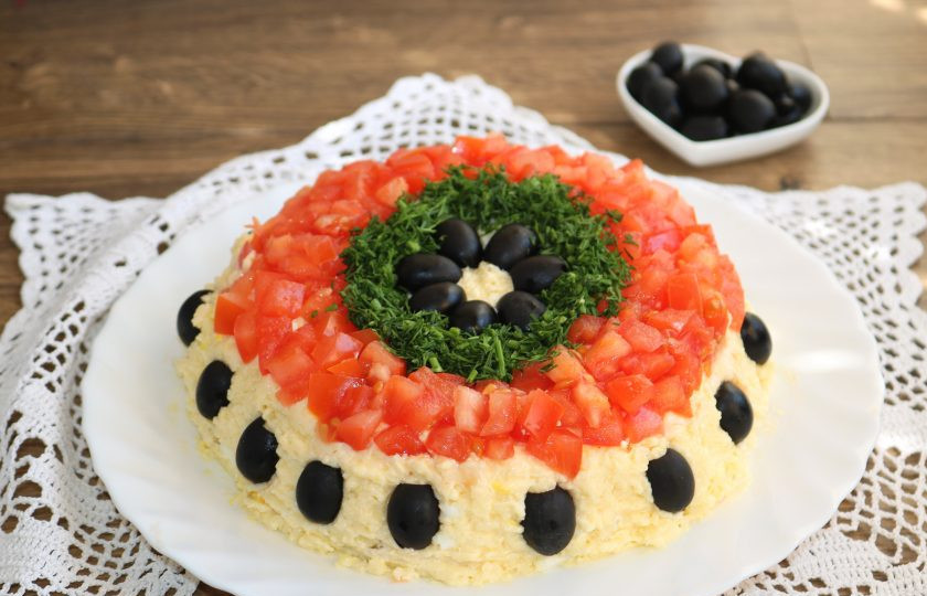 1. Этап. Салат Карнавал: Верх салата и бока выложите маслинами. Салат 