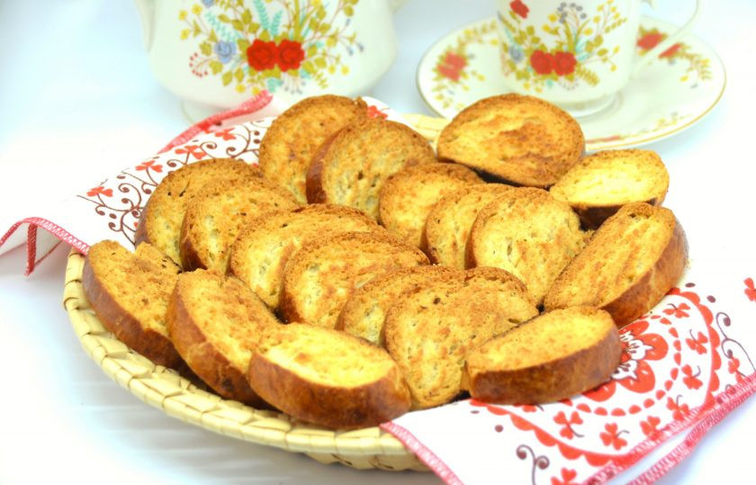 1. Этап. Горчичные сухарики: Снимите с листа готовые сухарики, наливайте чай и зовите всех к столу. Вкусных и ароматных сухариков получилось много, хватит на всех!