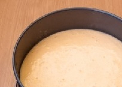 1. Этап. Вишневый торт с маскарпоне: Сначала сделайте тесто. Яйца взбейте с сахаром, всыпьте муку. Замешайте тесто. Вылейте его в смазанную сливочным маслом форму для выпечки.