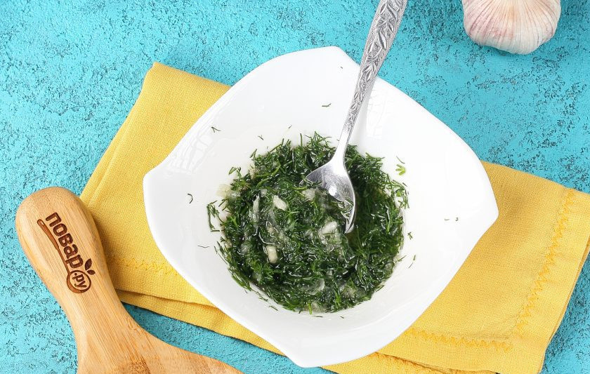 1. Этап. Пампушки с чесноком к борщу: В мисочке соедините 2 ст.л. масла, 2 ст.л. воды, давленый чеснок, 1-2 щепотки соли и измельчённый укроп.