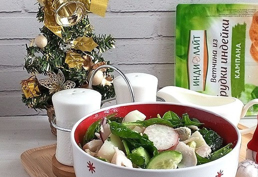 1. Этап. Салат-коктейль с ветчиной: Если вы не захотите порционную подачу, то сделайте салат в общем салатнике.