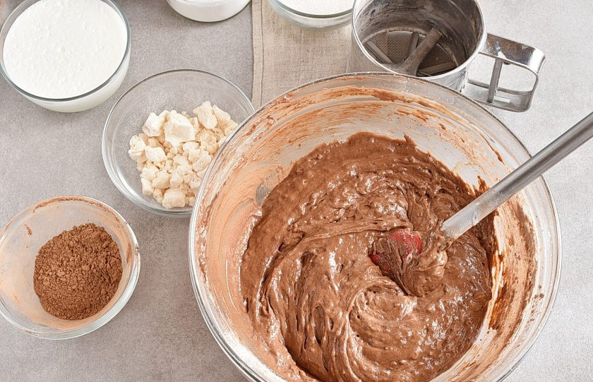 1. Этап. Торт в мультиварке: Легко вымешайте тесто, стараясь не слишком посадить объем.