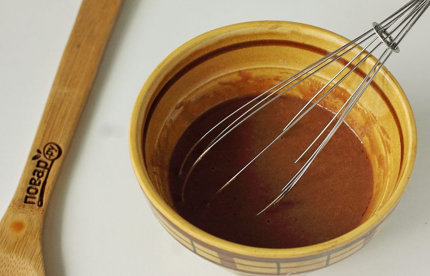 1. Этап. Кексы в микроволновке в силиконовых формочках: Перемешайте все до однородного состояния.