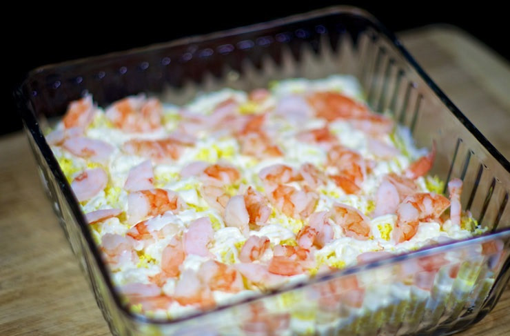 1. Этап. Салат Лагуна: 8. Далее выложить оставшиеся креветки.