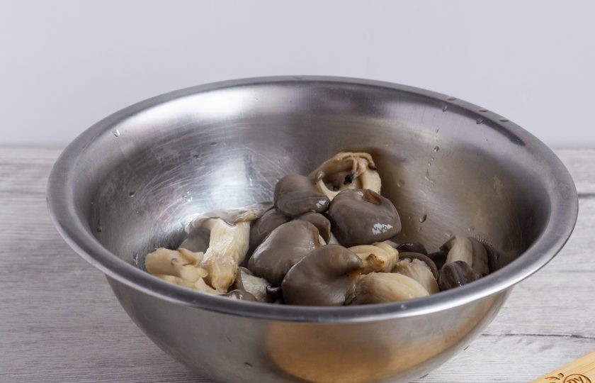 1. Этап. Грибная икра: Грибы помойте и варите 15-20 минут после закипания в подсоленной по вкусу воде.