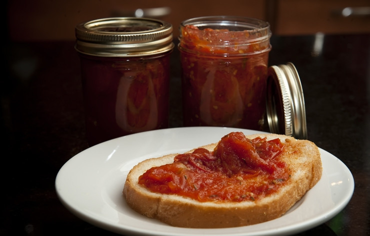 1. Этап. Джем из помидоров: 7. Баночки с джемом простерилизуйте и закатайте. Храните в темном прохладном месте. Подавайте джем из помидоров с хлебом, батоном или крекерами. Приятного аппетита!