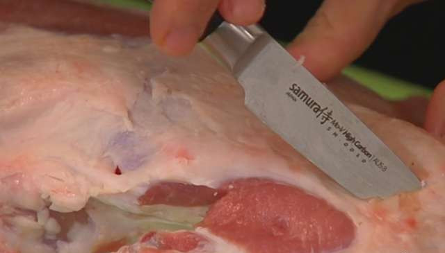 1. Этап. Нога ягненка запеченная: Срезаем лишний жирок с мяса. Делаем надрезы для чеснока. В этом нам поможет острый ножик. Очищенные зубчики вставляем в надрезы. Ногу солим, перчим, посыпаем сушеной зеленью и сдабриваем горчицей.