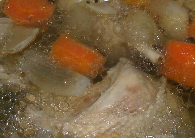 1. Этап. Холодец из утки: Потом достаем утку, морковь и лук. Доливаем воды, которая успела выкипеть. Снова доводим до кипения бульон.