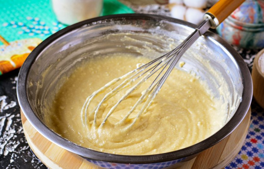 1. Этап. Кулич который не крошится: Перемешайте тесто, по консистенции оно должно получиться как густая сметана.