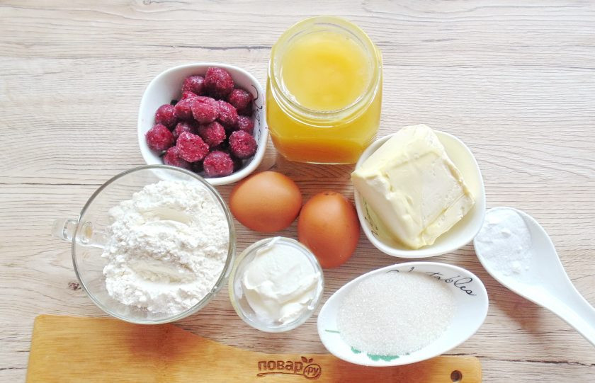 1. Этап. Медовик с вишней и сметанным кремом: Подготовьте все ингредиенты для приготовления торта.