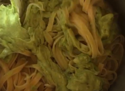 1. Этап. Фетуччини с авокадо: 4. Перемешайте и подавайте фетуччини с авокадо к столу. Приятного аппетита!